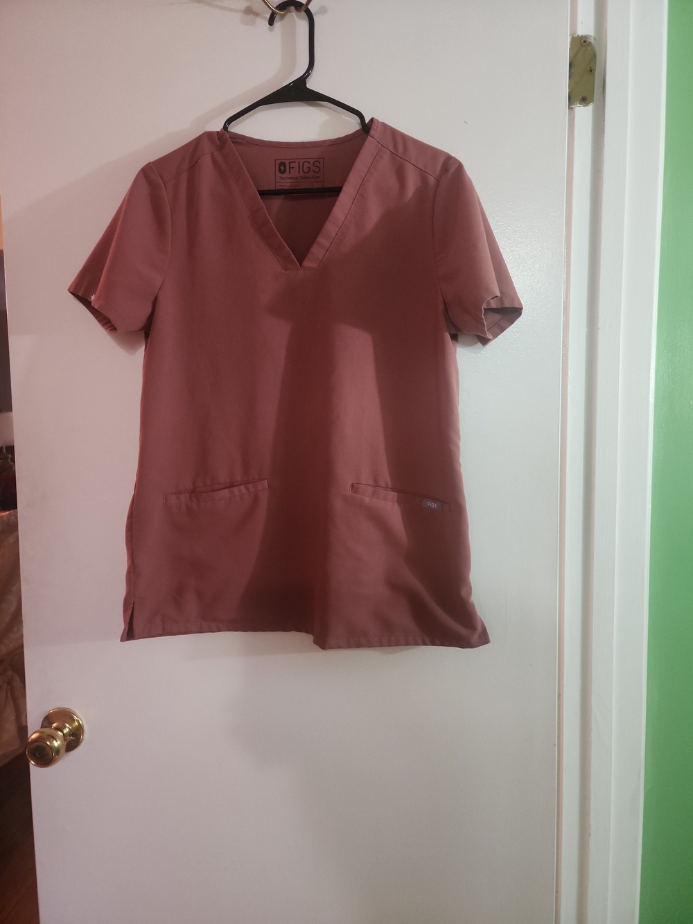 FIGS Casma  V-Neck Scrub Top in Mauve